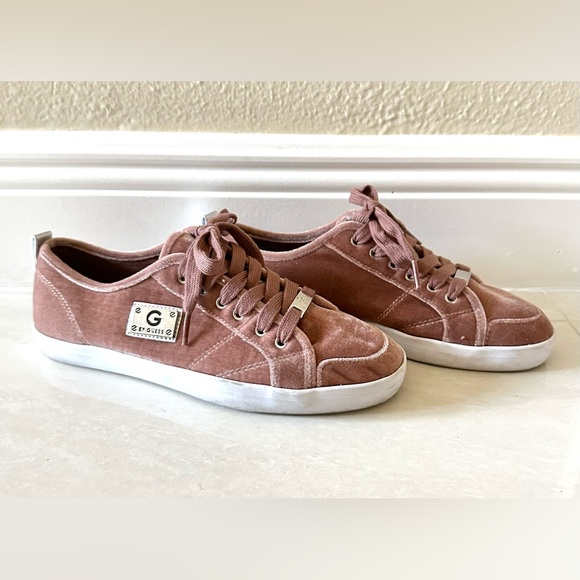 G BY GUESS WOMEN’S MALLORY PINK VELVET SNEAKERS- SIZE 8.5 - Picture 3 of 9